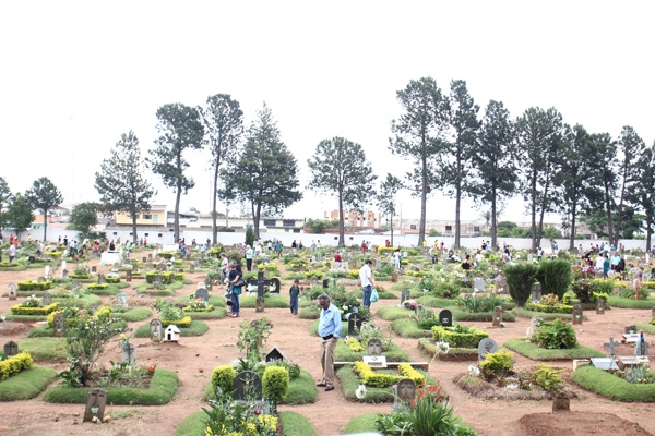 DIA PARA LEMBRAR - Cemitério Santo Agostinho ficou lotado de flores que foram levadas pelos familiares que foram visitar os parentes mortos